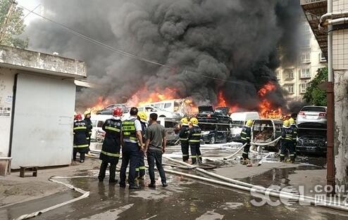 四川停车场大火约200台报废车被烧毁 无人员伤亡