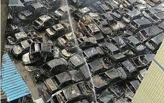 四川停车场大火约200台报废车被烧毁 无人员伤亡