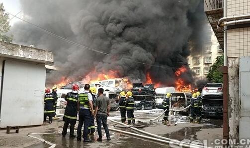 四川停车场大火不时传出爆炸声 200多台报废车辆烧成空壳