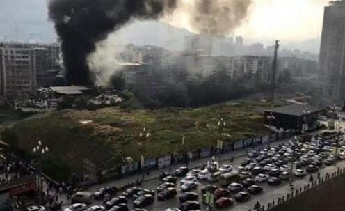 四川停车场大火不时传出爆炸声 200多台报废车辆烧成空壳