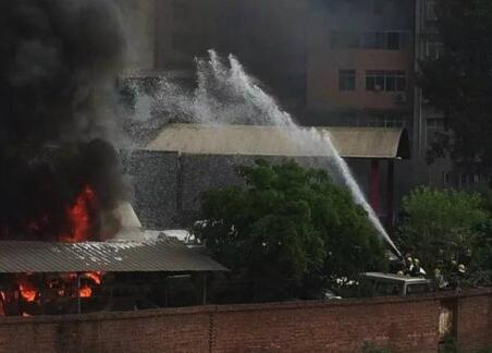 四川停车场大火不时传出爆炸声 200多台报废车辆烧成空壳