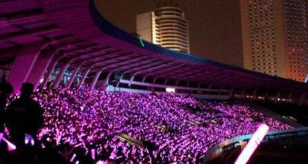 周杰伦与妈妈撞衫很兴奋 周董:我只能说我们的衣服也太有默契了!