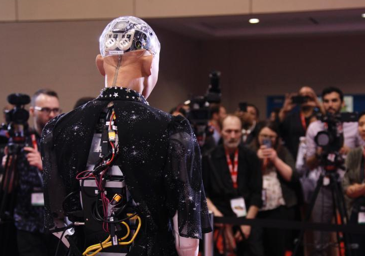 幽默感爆棚!史上首位获得“人类公民身份”的机器人索菲亚亮相多伦多