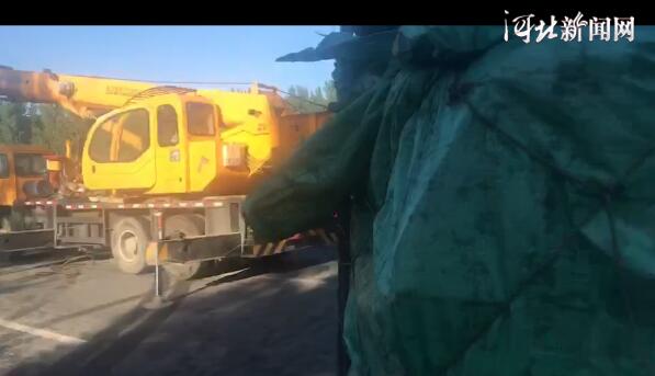 菠萝撒一地！河北两车追尾侧翻 拉钢筋的半挂车侧翻进沟里