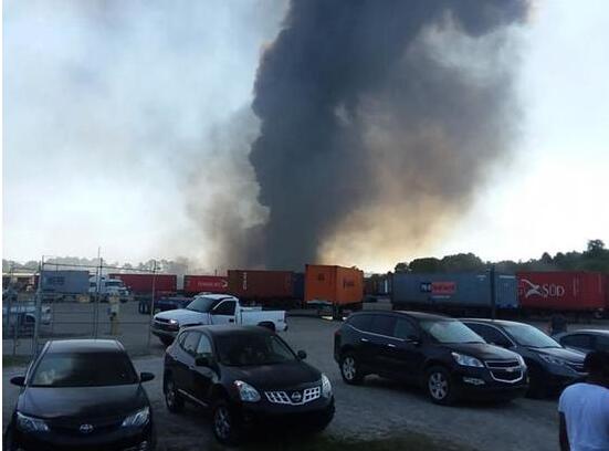 惨烈!美国军用飞机坠毁5人死亡 现场浓烟滚滚火光冲天像炸弹爆炸