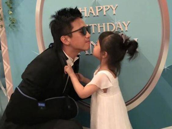 父爱满满!邓超自称臭屁爸爸 