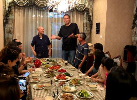 笑疯了!腾格尔宴请巴特尔 