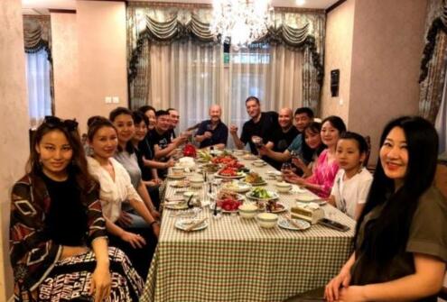 笑疯了!腾格尔宴请巴特尔 