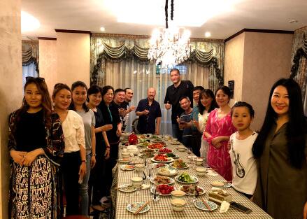 笑疯了!腾格尔宴请巴特尔 