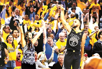 库里复出勇士2:0鹈鹕 赢得主场球迷“MVP”的齐声高喊