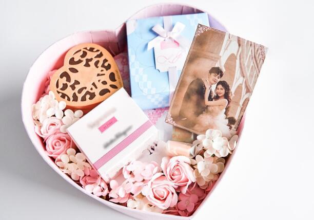 甜炸了!曝付辛博颖儿请柬 粉色请柬充满