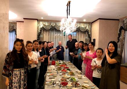 最萌身高差!腾格尔宴请巴特尔 