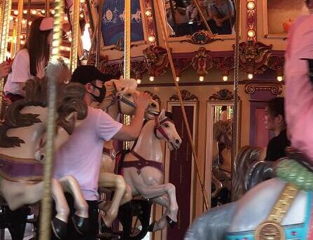 撒狗粮！网友遇黄晓明游迪士尼 一家三口真的很低调很有爱