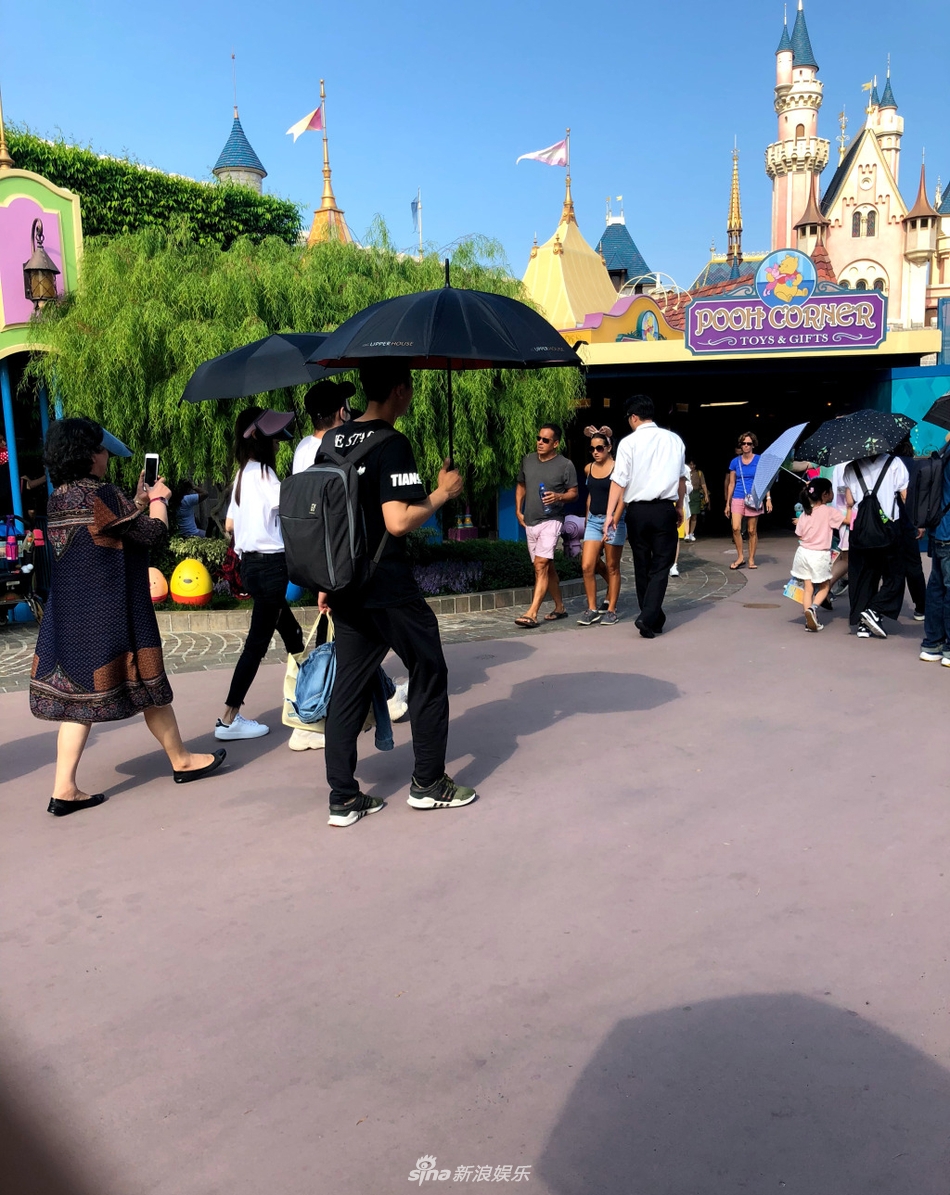 撒狗粮！网友遇黄晓明游迪士尼 一家三口真的很低调很有爱