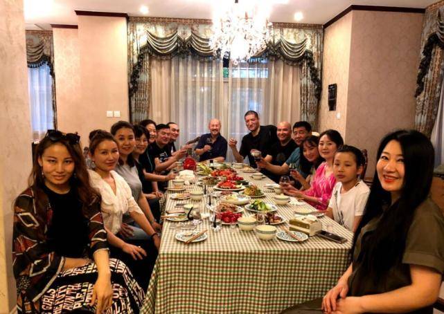 好热闹！腾格尔宴请巴特尔在场的还有谁？巴特尔尊称腾格尔“大爷”