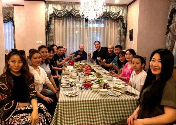 笑翻了！腾格尔宴请巴特尔 CBA名宿巴特尔晒照：我大爷永远是我大爷
