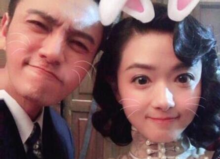 感情real铁！陈坤万茜合影 萌兔子耳朵表情包上线啦！