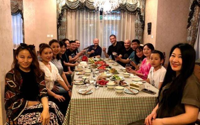 腾格尔宴请巴特尔共同庆祝假期 巴特尔：我大爷永远是我大爷