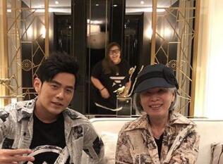 孝子典范!周杰伦与妈妈撞衫 周董在社交账号晒与妈妈叶惠美的合影