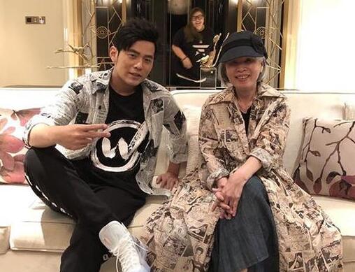 助理抢镜了!周杰伦与妈妈撞衫 周董也不禁cue到:请问干你什么事?