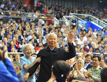 永远的先锋者!北大建校120周年 千名师生聚集邱德拔体育馆为母校庆生