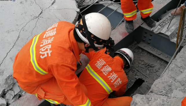 福建一在建房坍塌 已致1死11伤 仍有5人被困正全力施救中