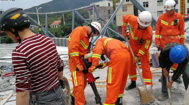 福建一在建房坍塌 已致1死11伤 仍有5人被困正全力施救中
