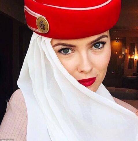 肤白貌美大长腿！空姐一年蹭玩74个国家 晒旅行照疯狂吸粉