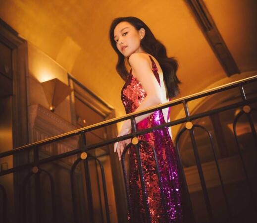 裸背诱惑！倪妮亮片裙性感迷人 勾勒出她曼妙的身材曲线美翻了