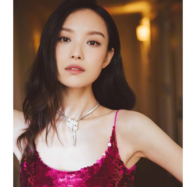 裸背诱惑!倪妮亮片裙性感迷人 勾勒出她曼妙的身材曲线美翻了