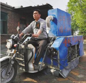 邯郸武安一农民钻研6年发明“电动清扫车” 垃圾一扫而光
