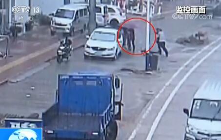 浙江一11岁男孩被冲入暗渠 众人紧急施救大暴雨中救回男孩