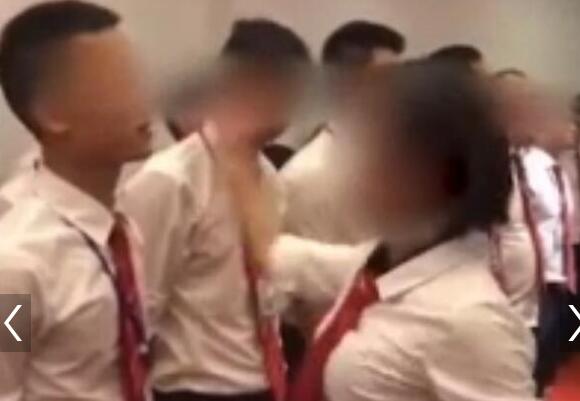 房产销售公司女经理扇员工耳光 数十名员工在地上学狗爬