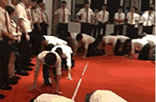 房产销售公司女经理扇员工耳光 数十名员工在地上学狗爬