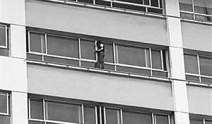 患者交住院费后跳楼 年轻小伙一言不发俯视人群纵身跳下