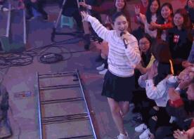 辣妈嗨了！谢娜劲歌热舞 节目录制现场大唱《痒》走下舞台与观众互动