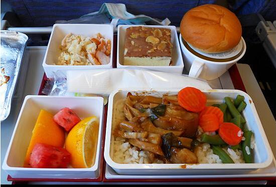 男子飞机餐吃铁环硌坏牙 航空公司
