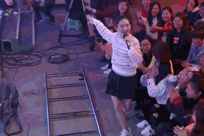 回归熟悉的舞台谢娜劲歌热舞  与观众互动引尖叫不断