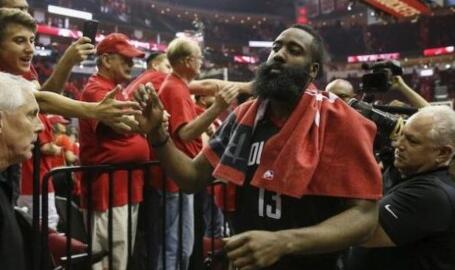 哈登打掉球迷手机 闹事球迷：你就是最蹩脚的假摔王