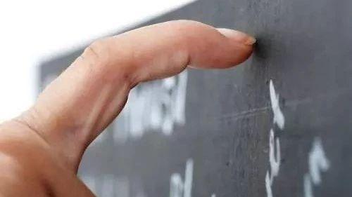 科普:为什么听到指甲划黑板的声音就狂躁？原因大多数人都没想到