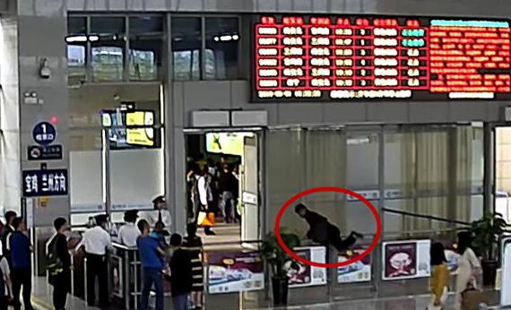 首例铁路失信名单竟是他！男子错过乘车时间强行进站辱骂站务员