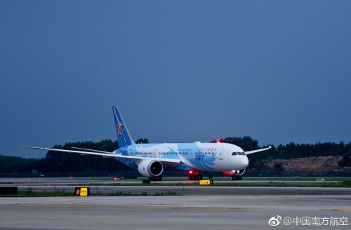 南航波音787-9交付 身披“梦想之翼”彩绘的“大灰机”平稳降落