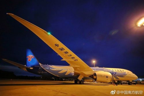 南航波音787-9交付 身披“梦想之翼”彩绘的“大灰机”平稳降落