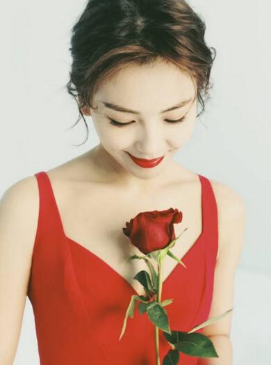 刘涛红裙展露娇媚 一颦一笑尽显温柔本色