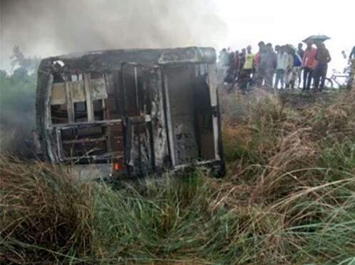 惨烈!印度大巴侧翻起火致27死 事发地因下大雨为救援带来困难