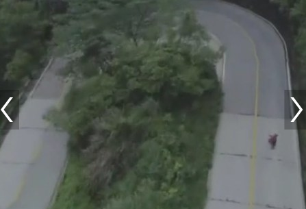 张家界天路99弯 长板速降运动员以零失误成功挑战