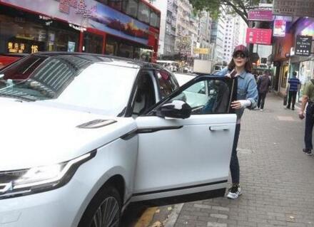 熊黛林患妈妈手 似乎痛到连硬币都拿不稳零钱散落在地