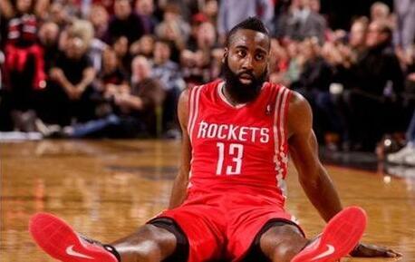 演技差评?哈登被喷假摔王 大胡子一掌拍掉爵