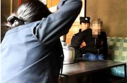 18岁小伙拍身份照要警花抱着拍 没想到警花爽快答应了