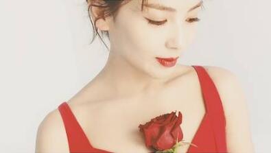 刘涛红裙展露娇媚 一颦一笑尽显温柔本色